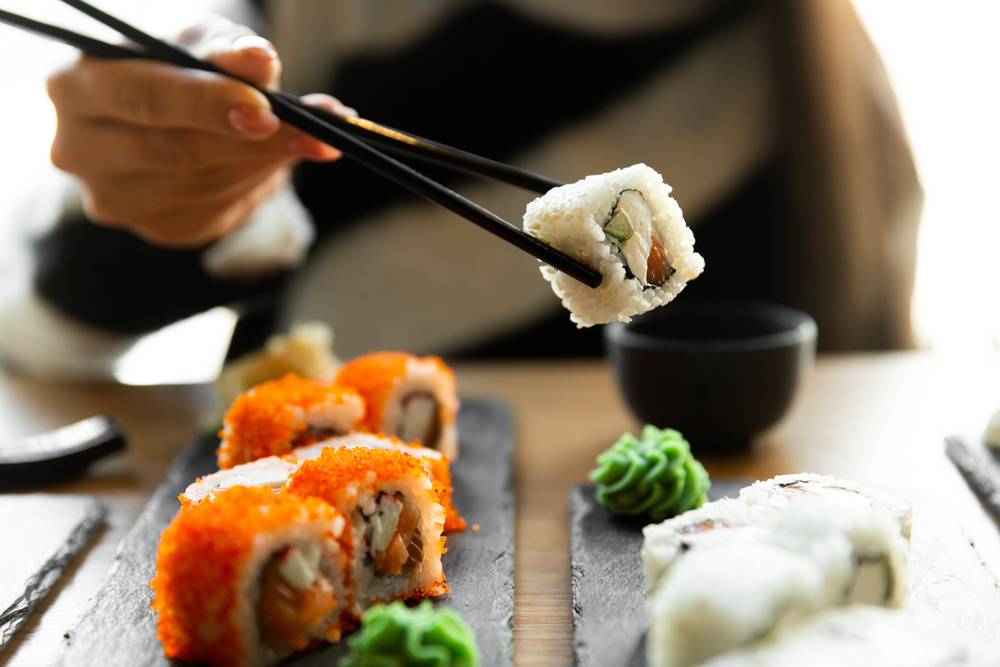 opeten van de bewaarde sushi